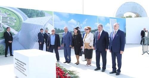 AMEA-nın kollektivi Anım Günündə Zəfər parkında olub